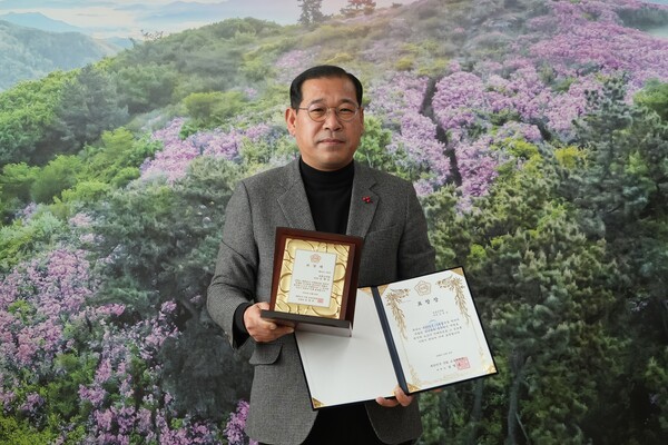 장흥군의회 김재승 의장, 지방자치 공로 인정받아